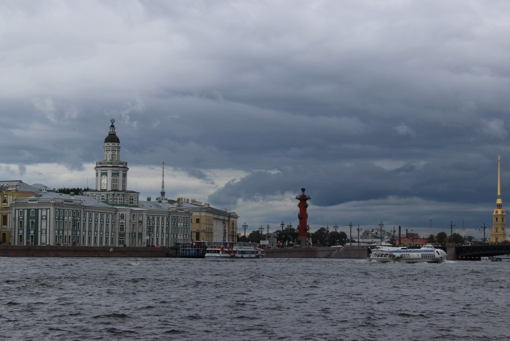 Водные экскурсии в Санкт-Петербурге, водные экскурсии по рекам и каналам, водные экскурсии по Неве, водные прогулки на развод мостов, причал у Университетской набережной у Кунсткамеры 