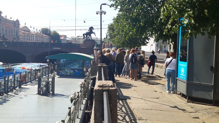 Экскурсии на речных трамвайчиках от Аничкова моста 