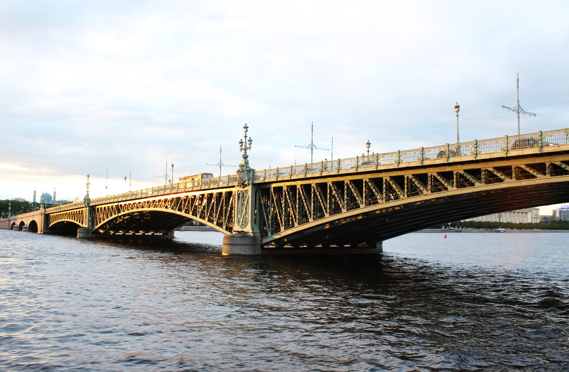 Александровский мост через Неву в Санкт-Петербурге
