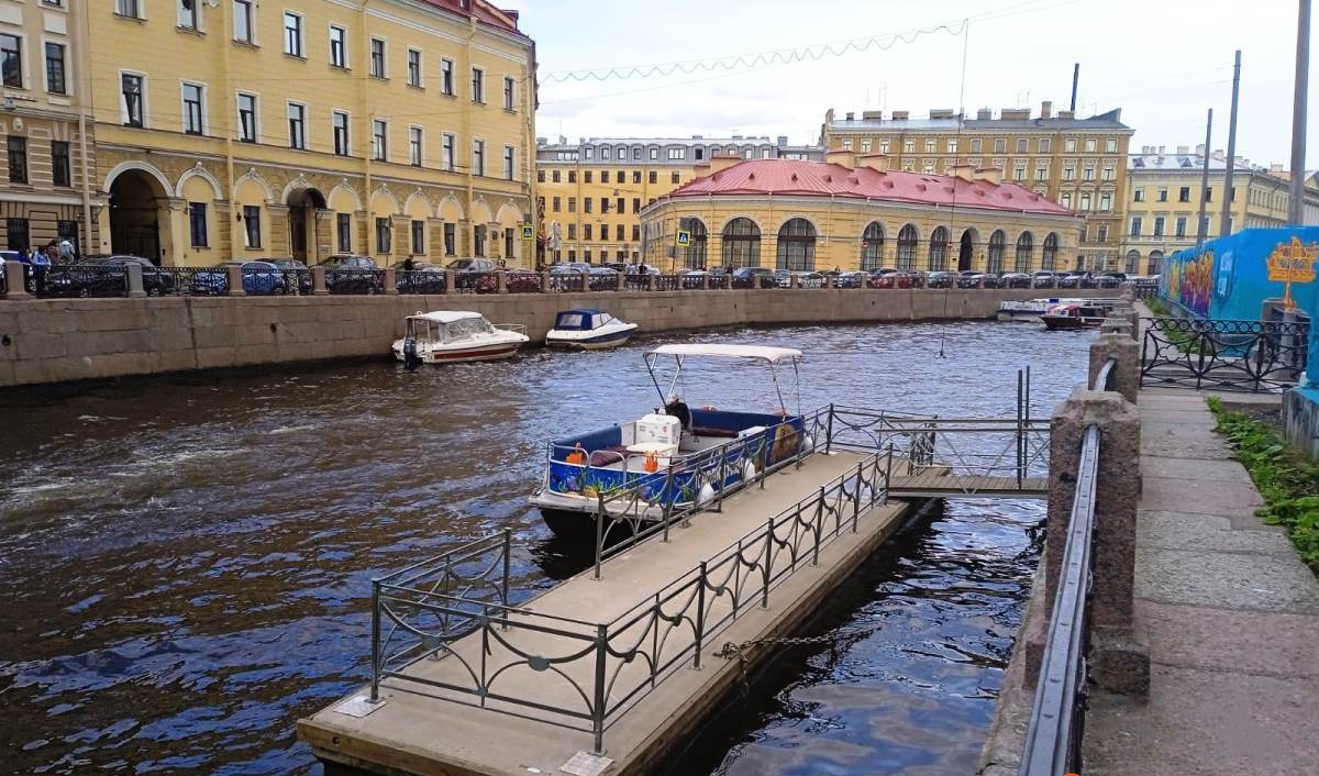 Водные экскурсии в Санкт-Петербурге, водные экскурсии по рекам и каналам, водные экскурсии по Неве, водные прогулки на развод мостов, причал у Университетской набережной у Кунсткамеры 