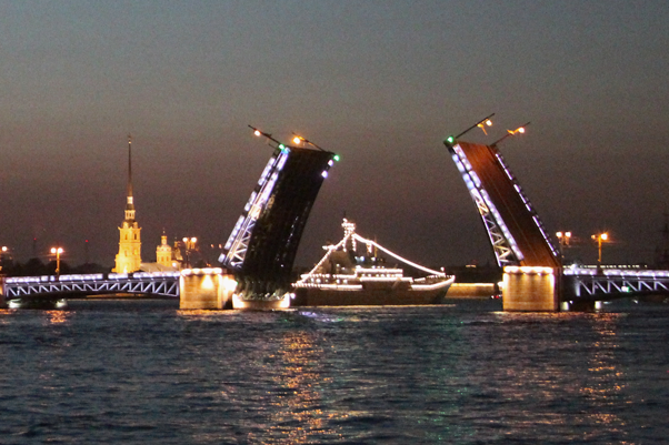 Военные корабли с подсветкой на Неве в День ВМФ 2022 в Санкт-Петербурге