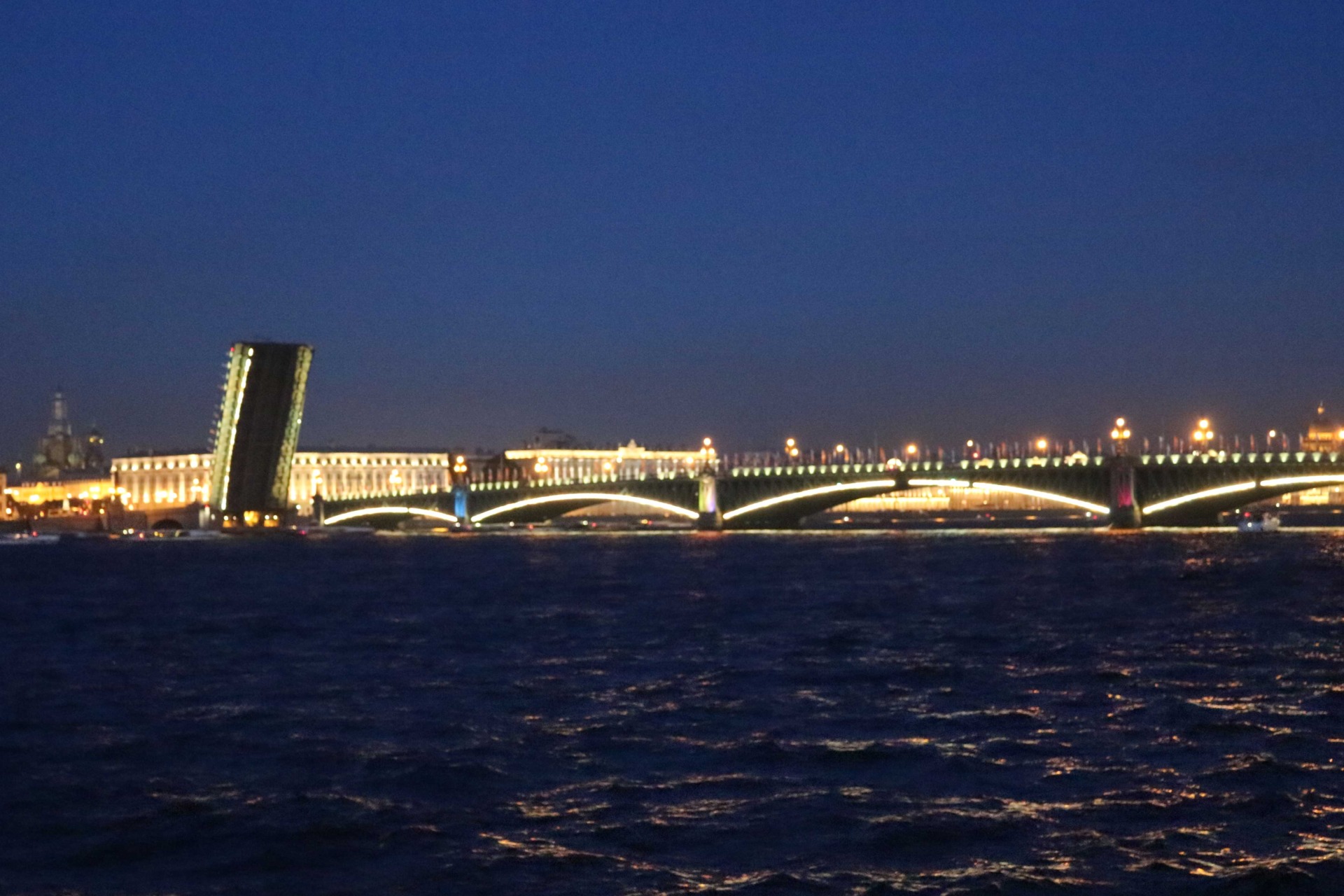 Ночные экскурсии на теплоходе под разводными мостами